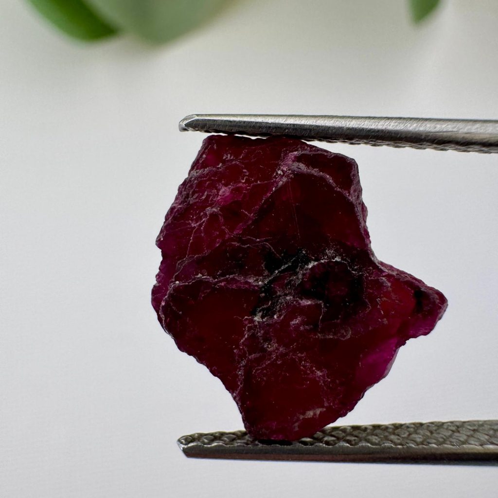 אבן רובי גולמית טבעית